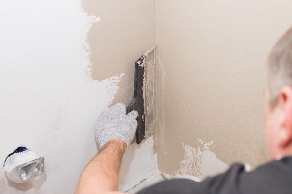 Arbeiter verputzt Wand Blero Fassadenbau als Bauunternehmung