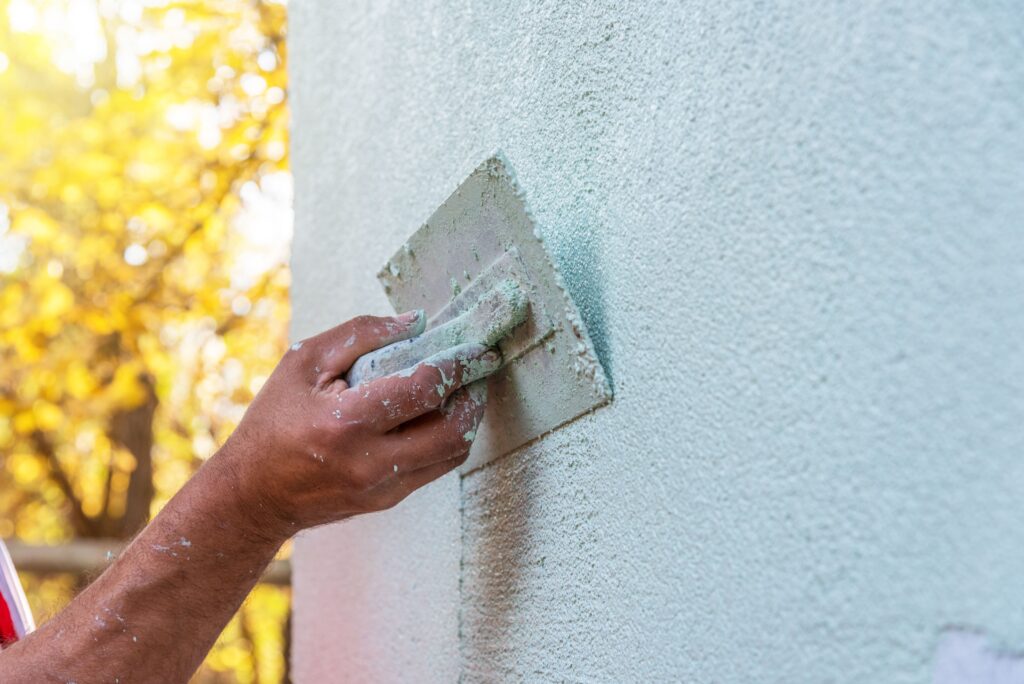 Anwendung von Fassadenputzern Blero Fassadenbau als Bauunternehmung